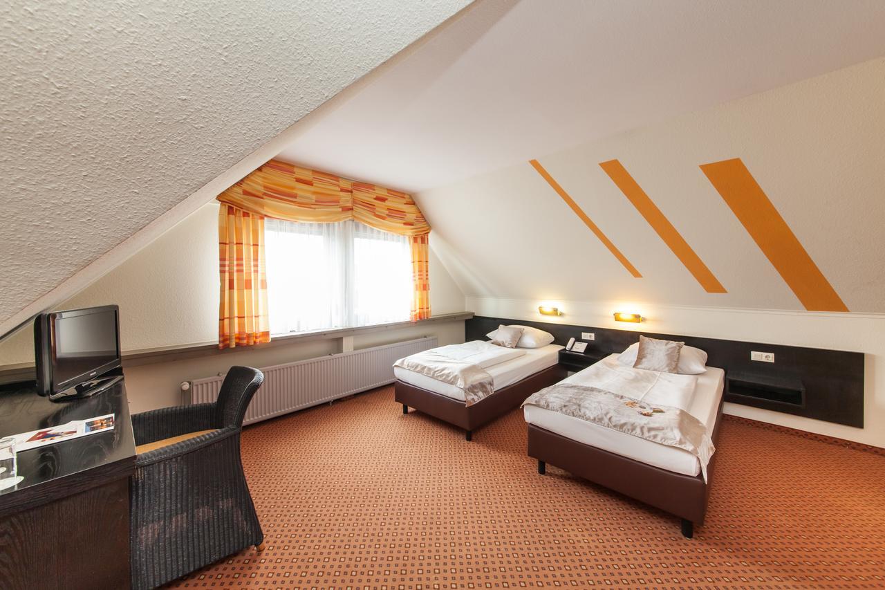 Hotel Strohgaeu Корнталь-Мюнхинген Экстерьер фото