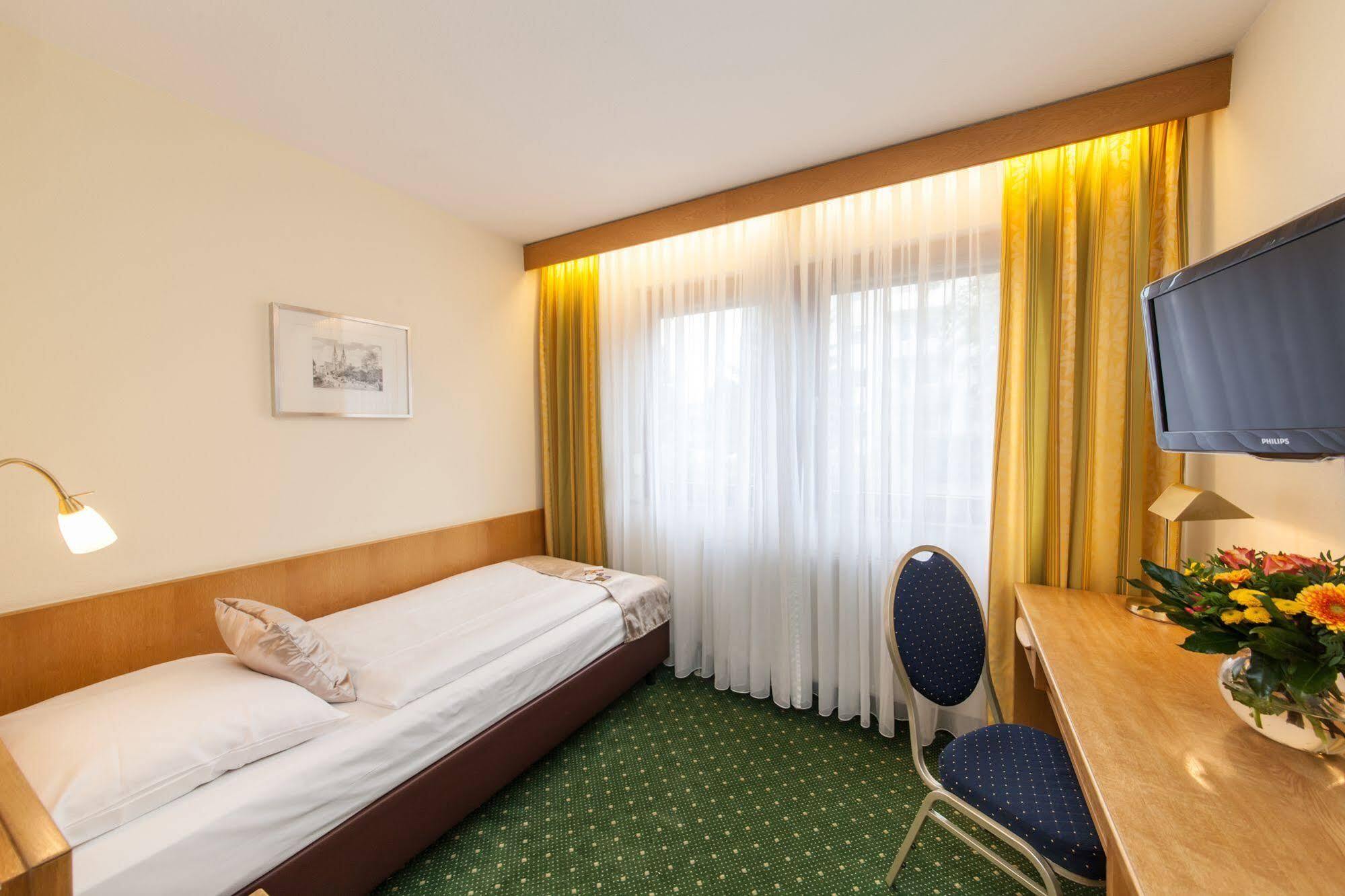 Hotel Strohgaeu Корнталь-Мюнхинген Экстерьер фото