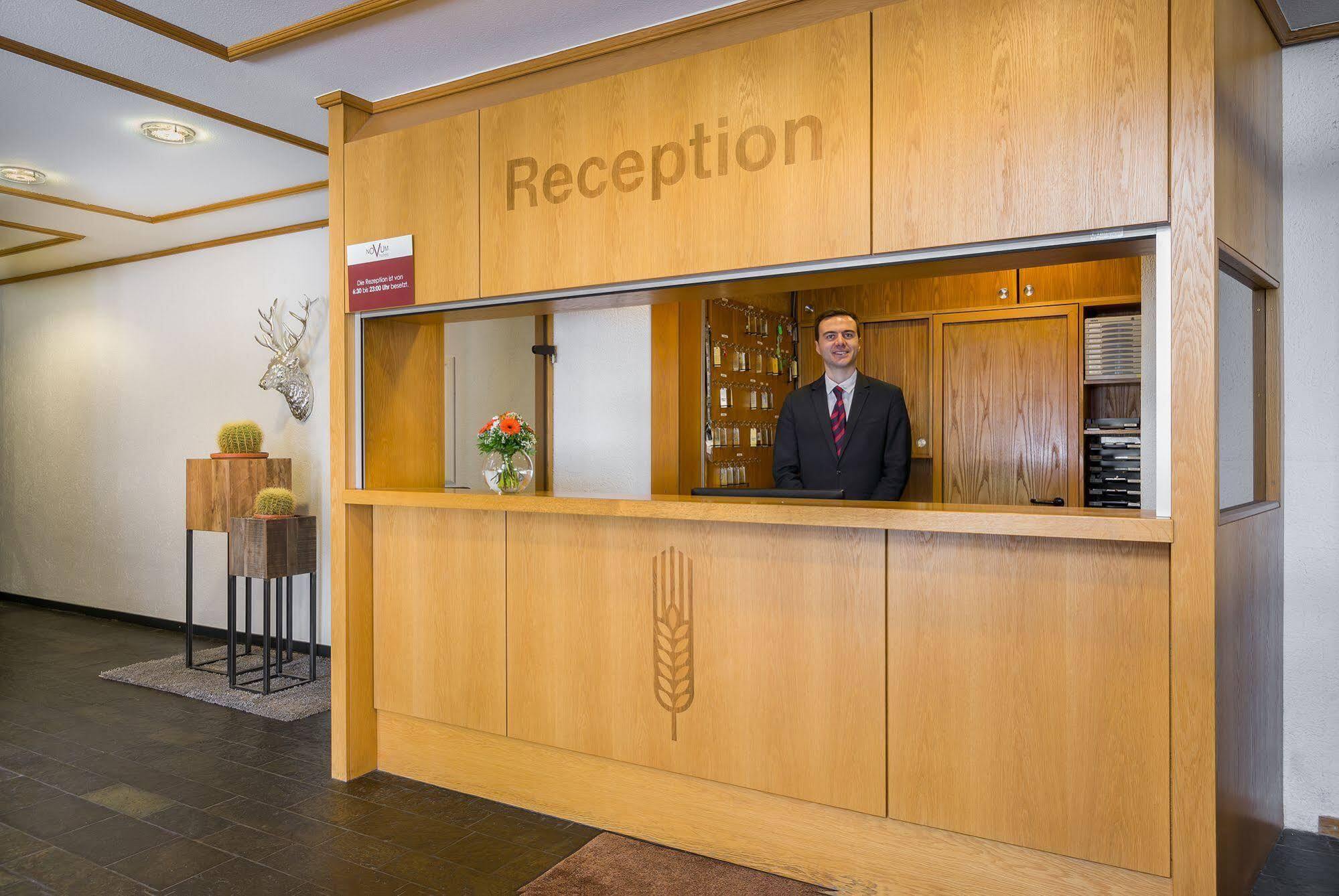 Hotel Strohgaeu Корнталь-Мюнхинген Экстерьер фото