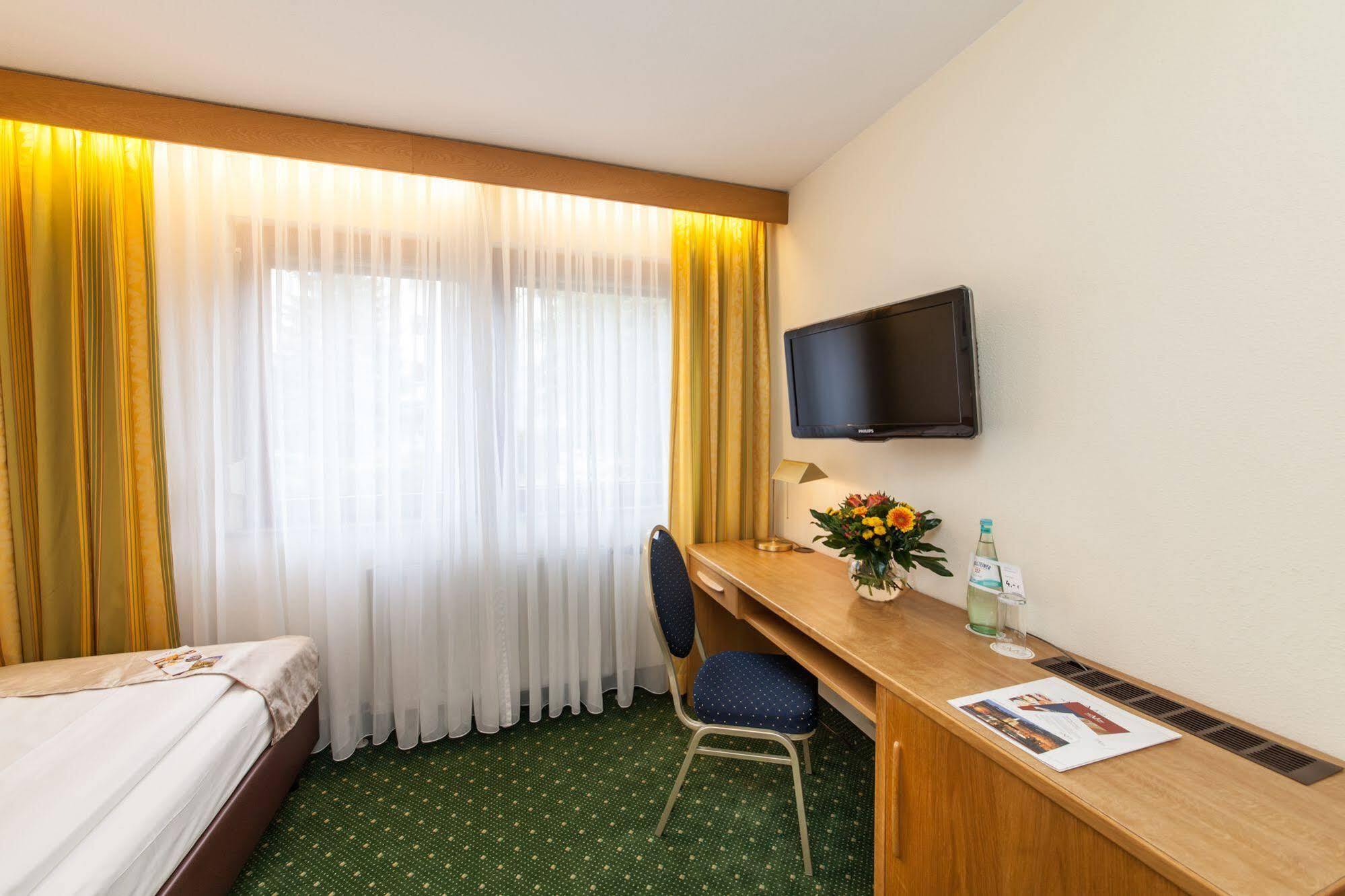 Hotel Strohgaeu Корнталь-Мюнхинген Экстерьер фото