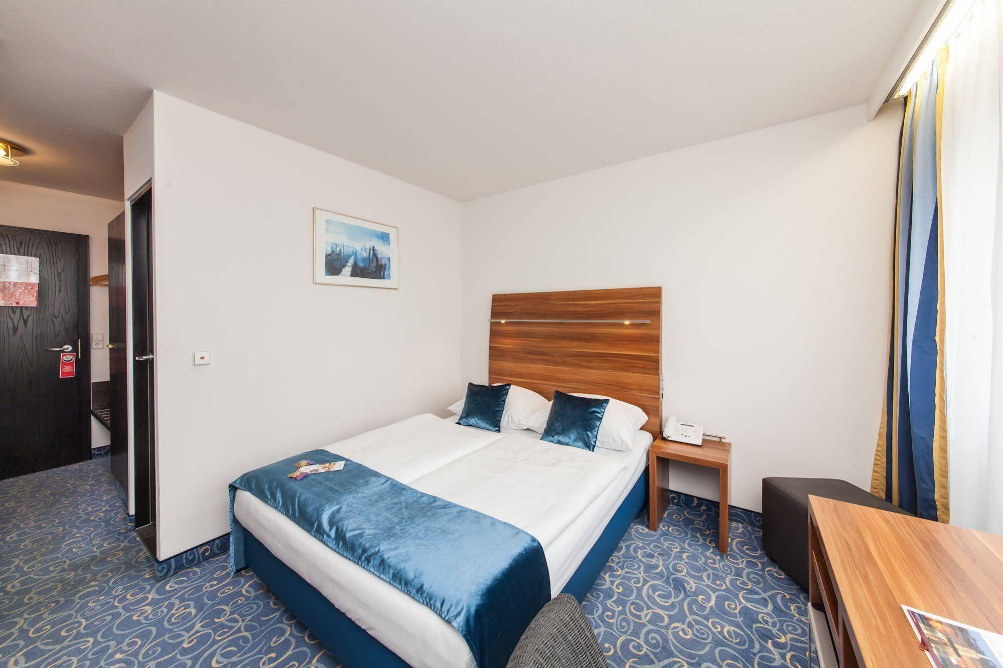 Hotel Strohgaeu Корнталь-Мюнхинген Экстерьер фото