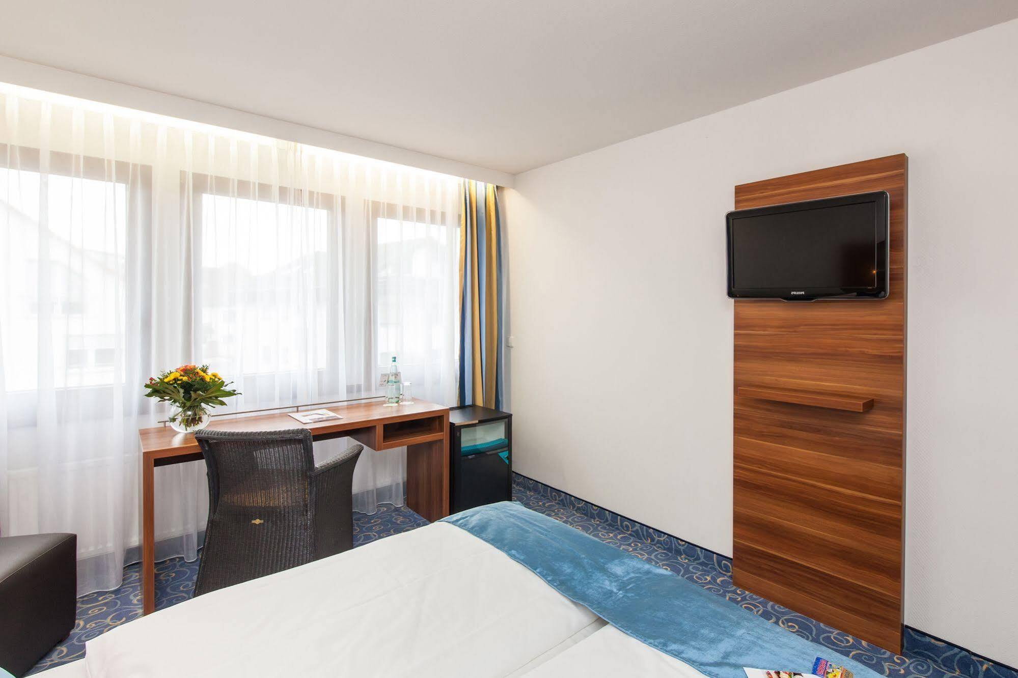 Hotel Strohgaeu Корнталь-Мюнхинген Экстерьер фото